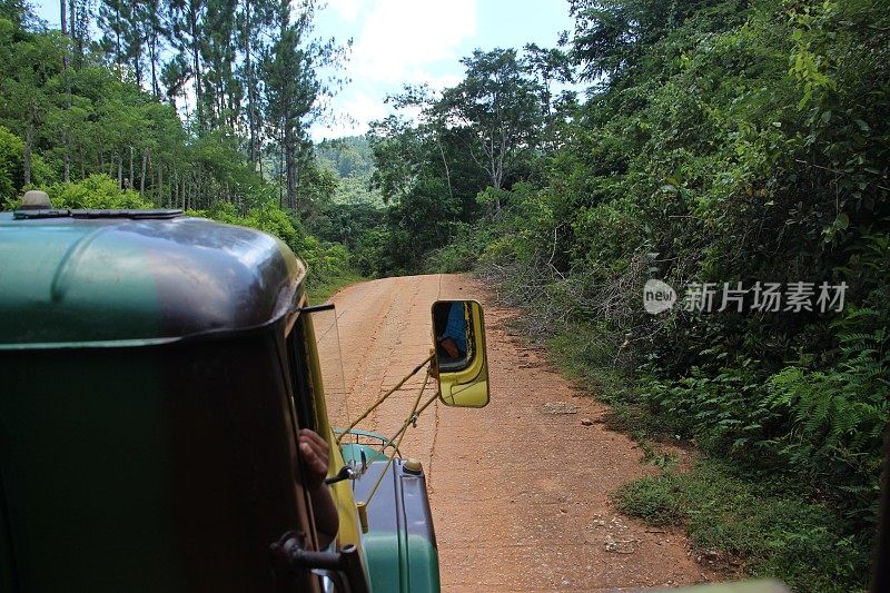 古巴- Topes de Collantes-在自然保护区短途旅行的卡车